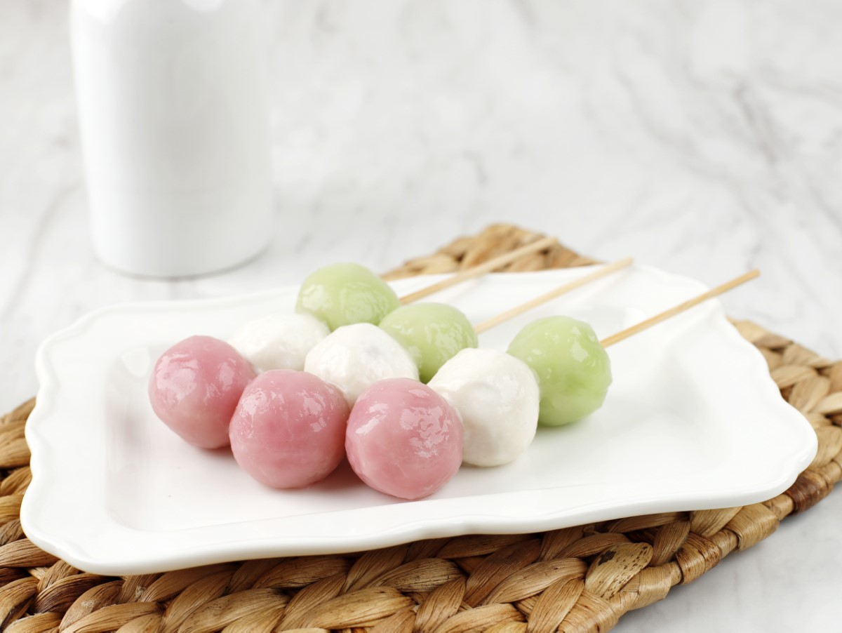 Les dango, ces brochettes de mochi enchantent les fins de repas au Japon