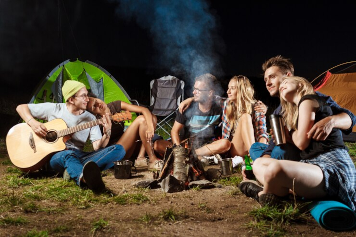 Comment la musique pour camping renforce les liens entre campeurs